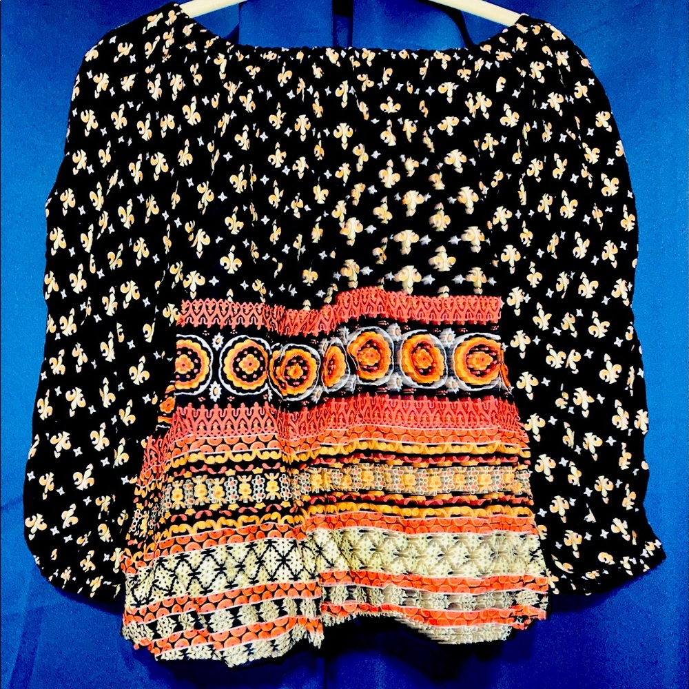 Fleur de lis mid sleeve blouse